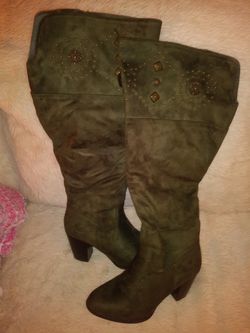 Beautiful NIB 9W HUNTER GREEN BOOTS