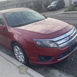 Red Ford Fusion 2010