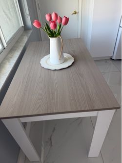Dining table/Mesa de comedor 47 inches