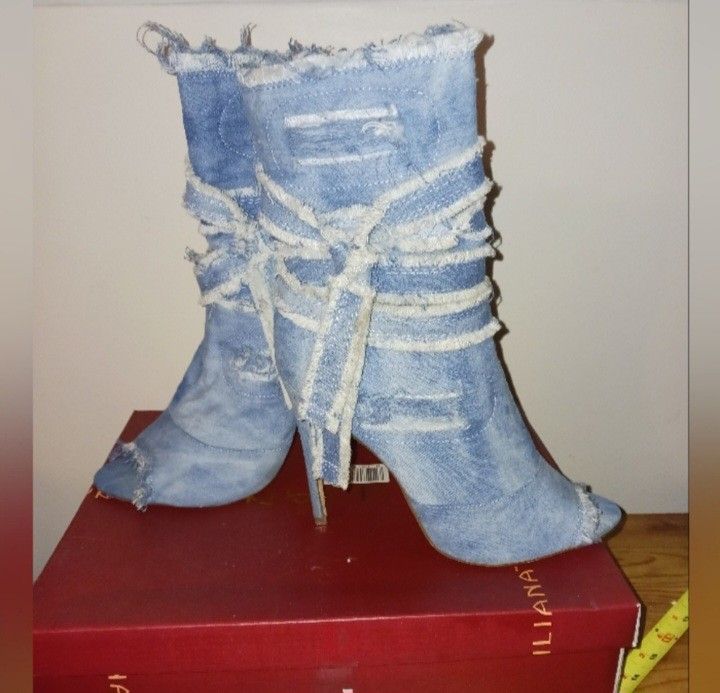 Beautiful Ladies Size 7 Boots
