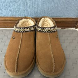 Women’s, Ugg , Fashion Slippers.   Size  10