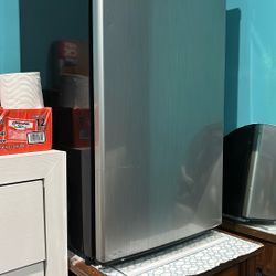 Magic Chef Mini Refrigerator