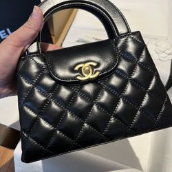 A classic retro versatile shoulder bag
