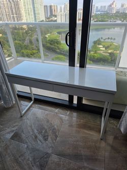Desk w drawers