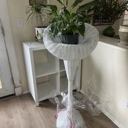 White Whicker Trompet Flower Pot Stand 