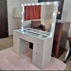 White Vanity With Mirror And Lights
