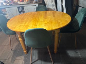 mesa  ovalada con 4 sillas estan  en muy  buenas condiciones