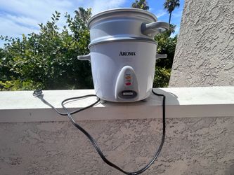 Aroma 7-Cup Rice Cooker - (used - good condition)