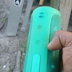 BOCINA JBL FLIP 4 TRABAJA BIEN Y SURA LA BATERIA 