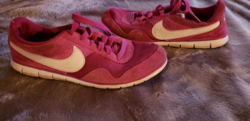 Nike fuscia sneakers size 7