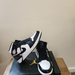 Jordan 1 Mid Black and White 