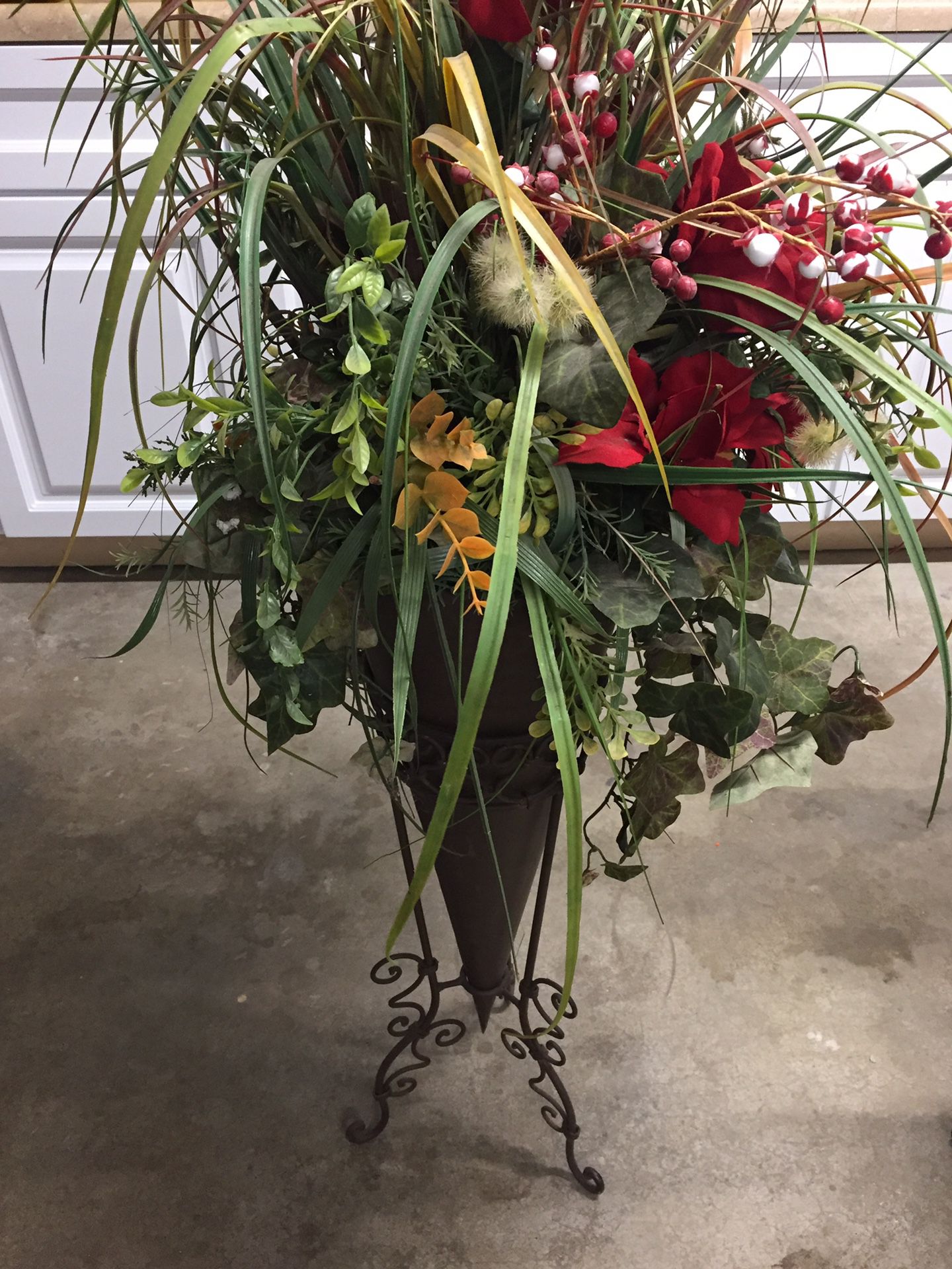 Metal plant stand with arrangement