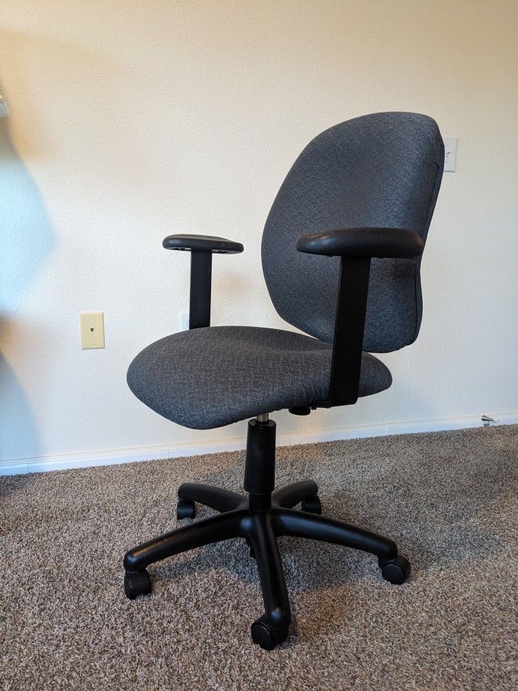 Grey and Black Cushioned Office Chair