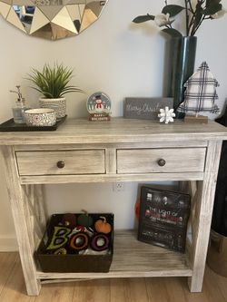 Entryway Table In Excellent Condition With 2 Drawers