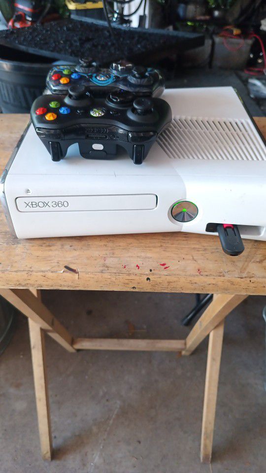 Xbox 360 Slim + Games And USB Storage