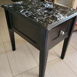 (1) End/Side Table or Night Stand