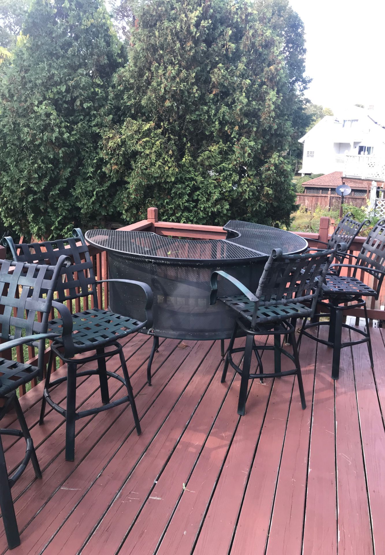 Free metal outdoor bar w/ 5 chairs.