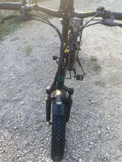 GoTrax - Z4 PRO Foldable Ebike w/ up to 40mi Max Operating Range and 28 mph Max Speed - Black 20-inch wheels and 4-inch wide fat tires. yes it has the