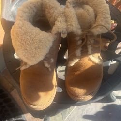 Women’s Ugg Size 7