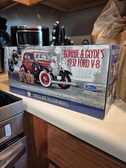 Bonnie And Clydes 1932 Ford V8 Die Cast Car