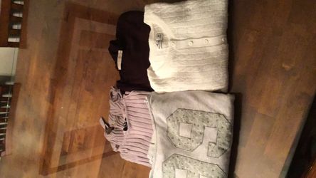 2 SWEATERS & 2 SWEATSHIRT SIZE S/M
