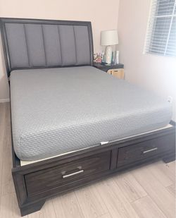 Queen bed with lamp and side table