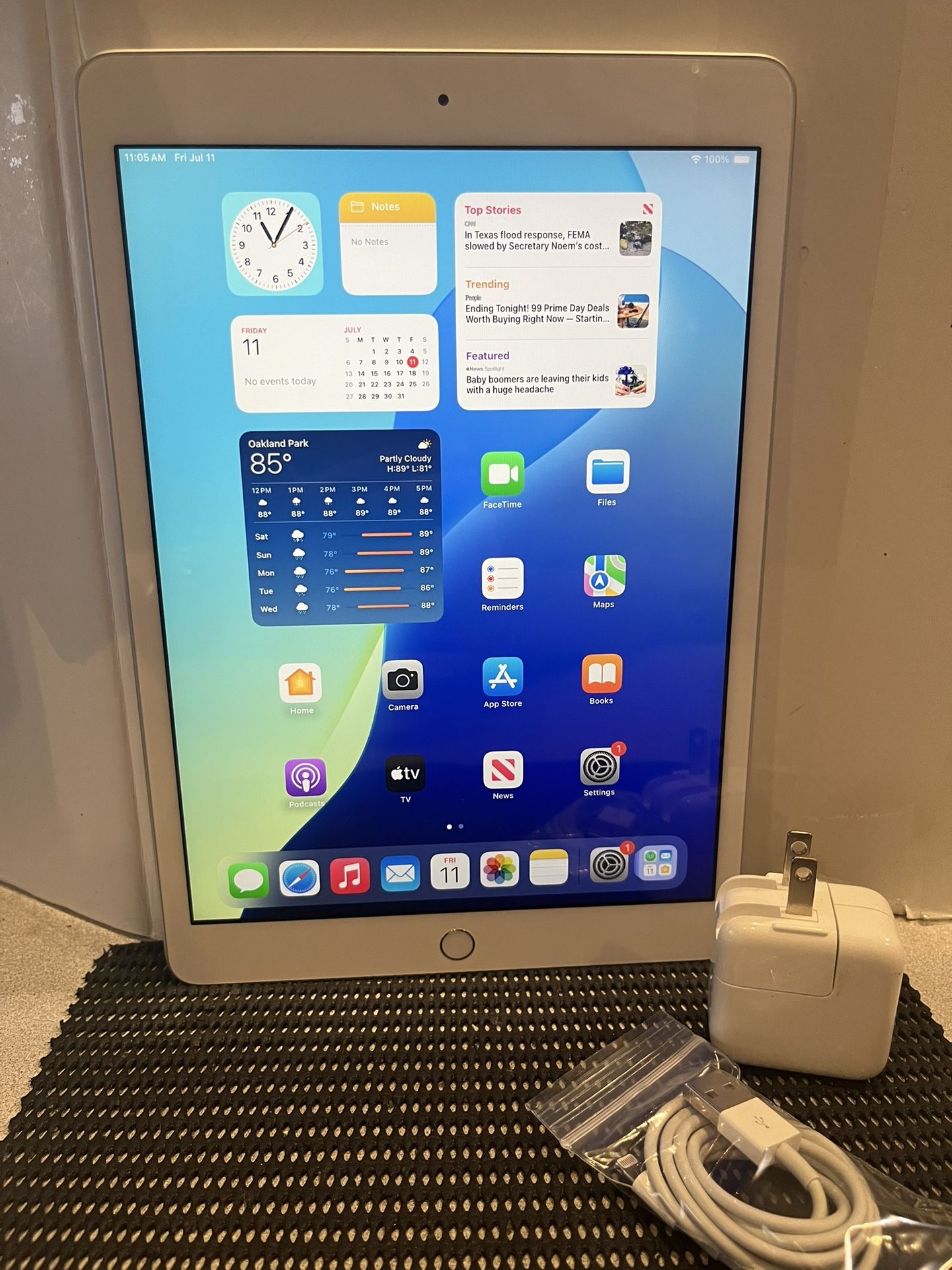 Apple iPad 8th Gen 32GB WiFi 10.2” iPad—Silver complete with Lightning cable and Apple Charger In Excellent