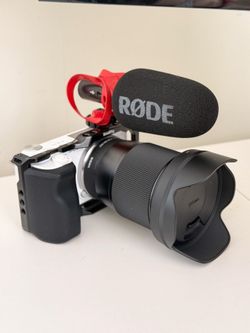 Sony ZV-E10 + Sigma 16mm + Rode Mic Creator/Vlog Kit - Like New 34 Shutter Count