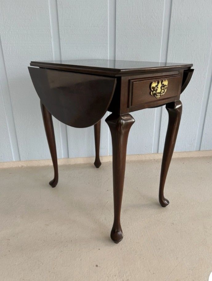 RARE find: Gorgeous Antique Cherry Queen Anne Style / French Provincial Drop Leaf Side/ accent Table