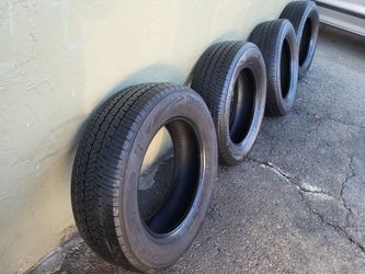 Set of 17in tires / Set de llantas 17 [225/65/17]