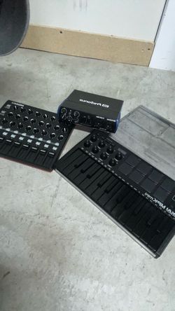 Akai midi mix mixer, Akai MPK mini keyboard, Presonus Studio 24c interface bc