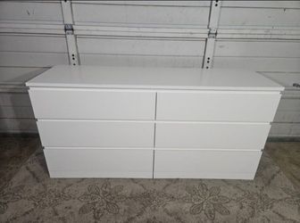 6-Drawer Dresser, Good Conditions White Color, Measurement: Wide 63" x Deep 19" x Height 31"