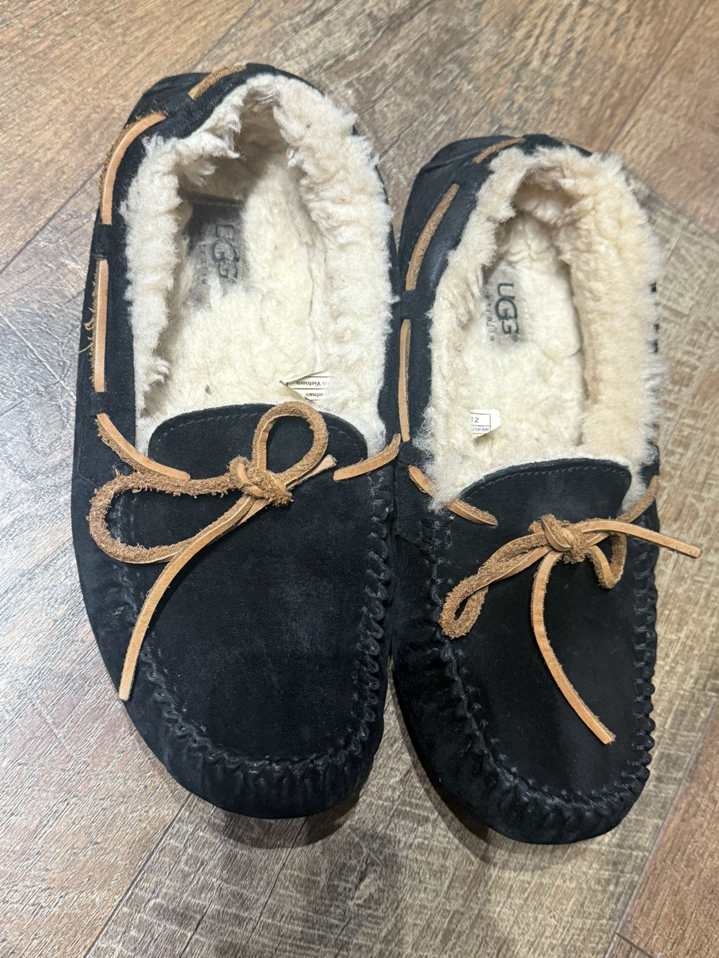 UGG Moccasins Slippers Size 7 Woman's