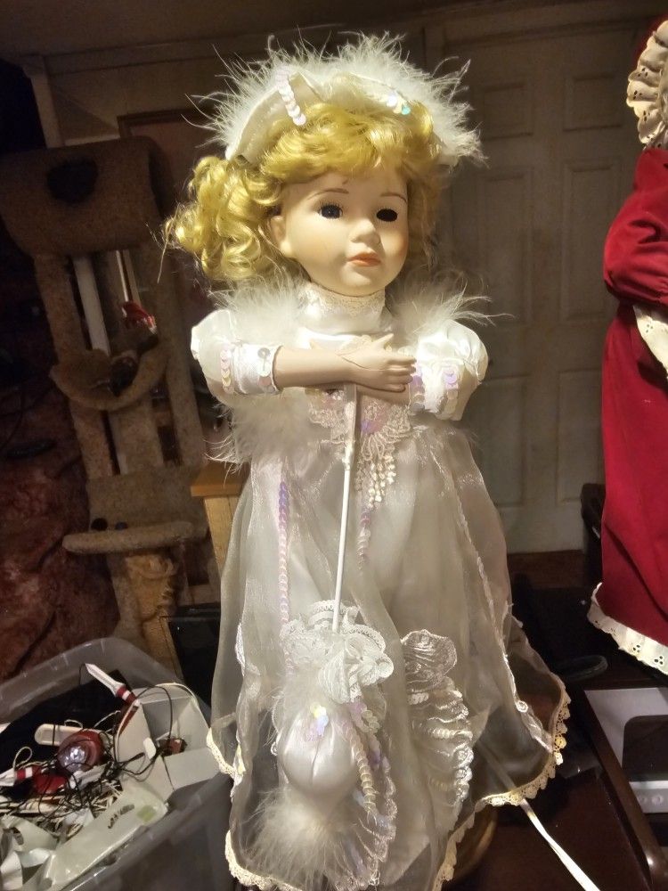 Free Animated Christmas Doll