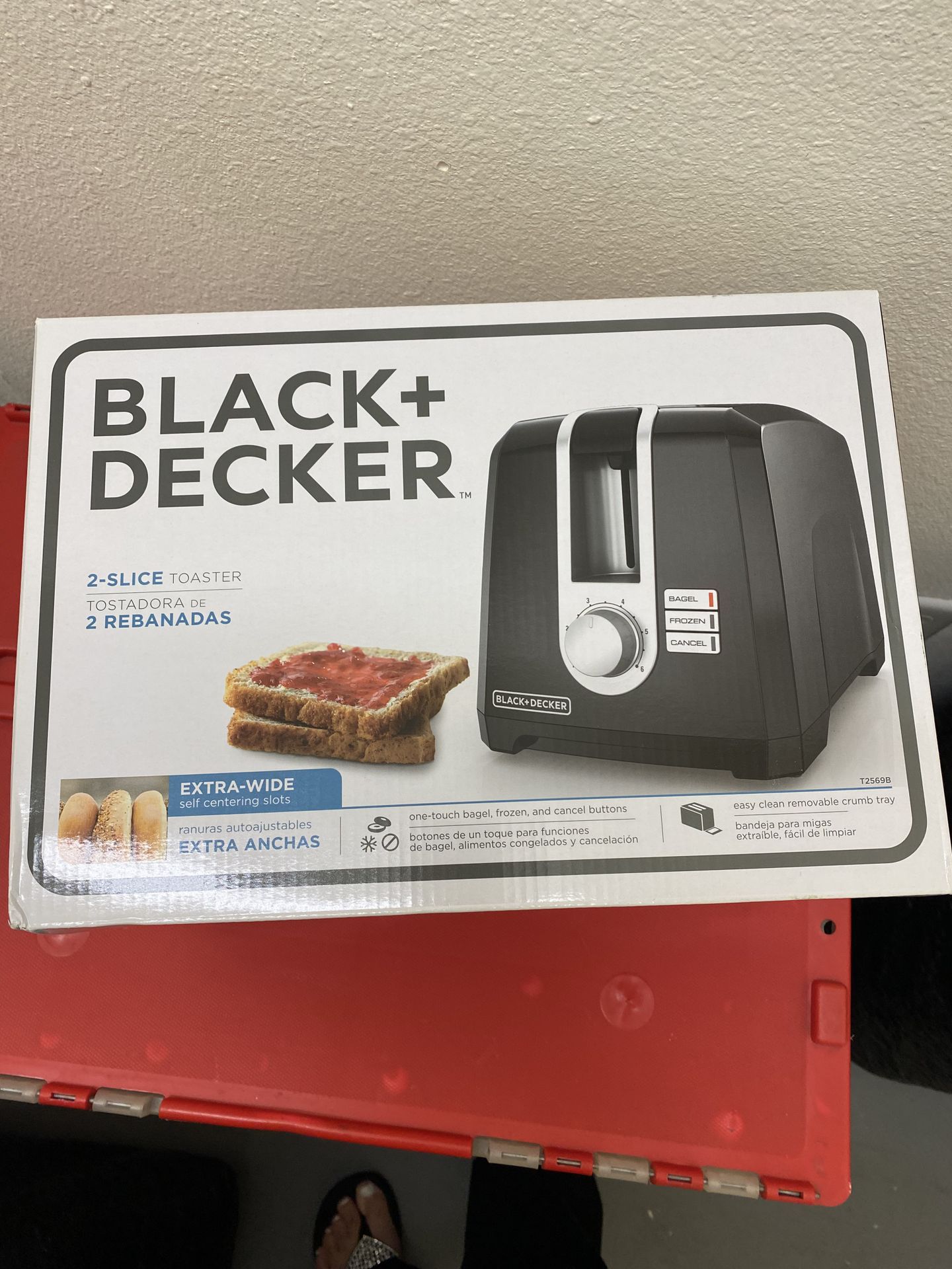 Brand New In Box Black+Decker 2-Extra Wide Self Centering Slots Slice Toaster. PICKUP ONLY NO DELIVERY.