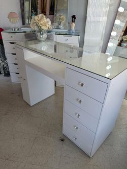 desk for doing nails