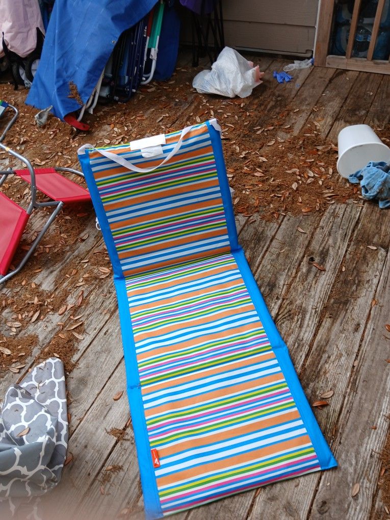 LOUNGE ON THE SAND