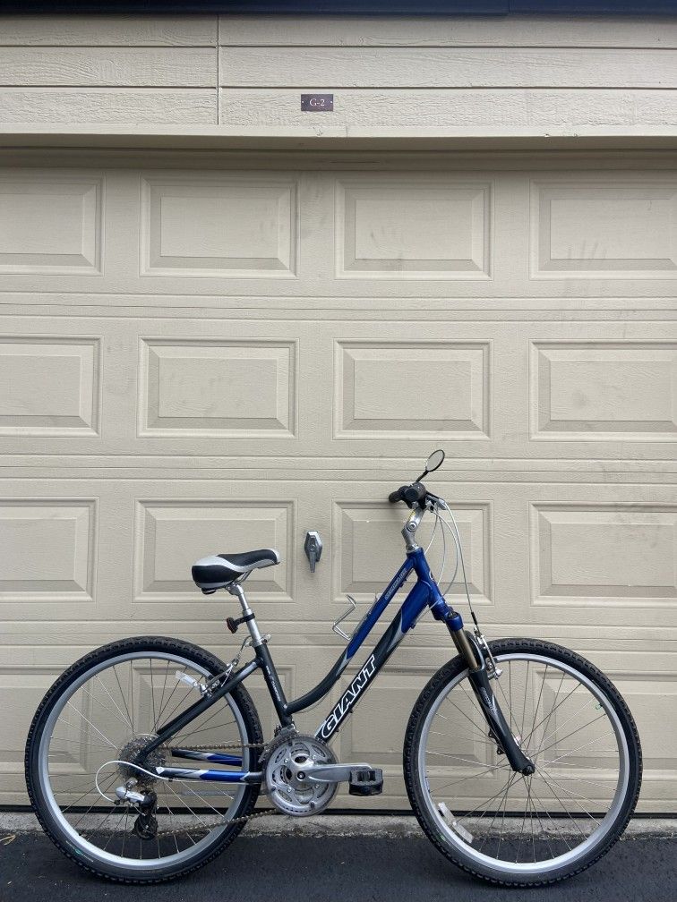 Giant Sedona DX Comfort Step Thru Hybrid Bike  26  Small 14 Frame  24  Speed  Bicycle