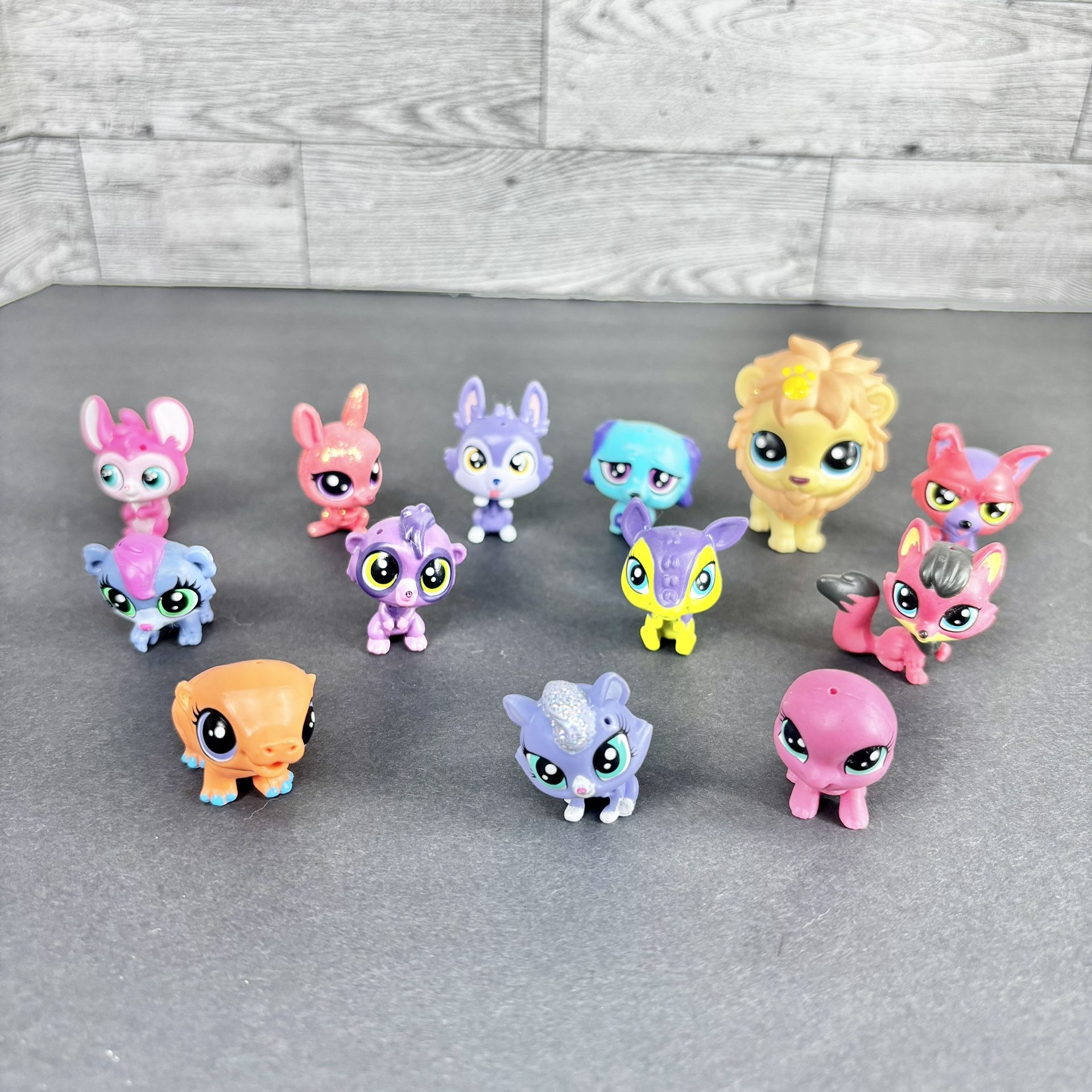 My little pet shop lot of 13 mini figures  Lot of 13 