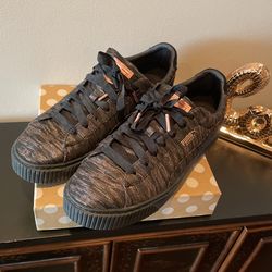Sz. 11 Wmns. Black & Rose Gold Puma’s