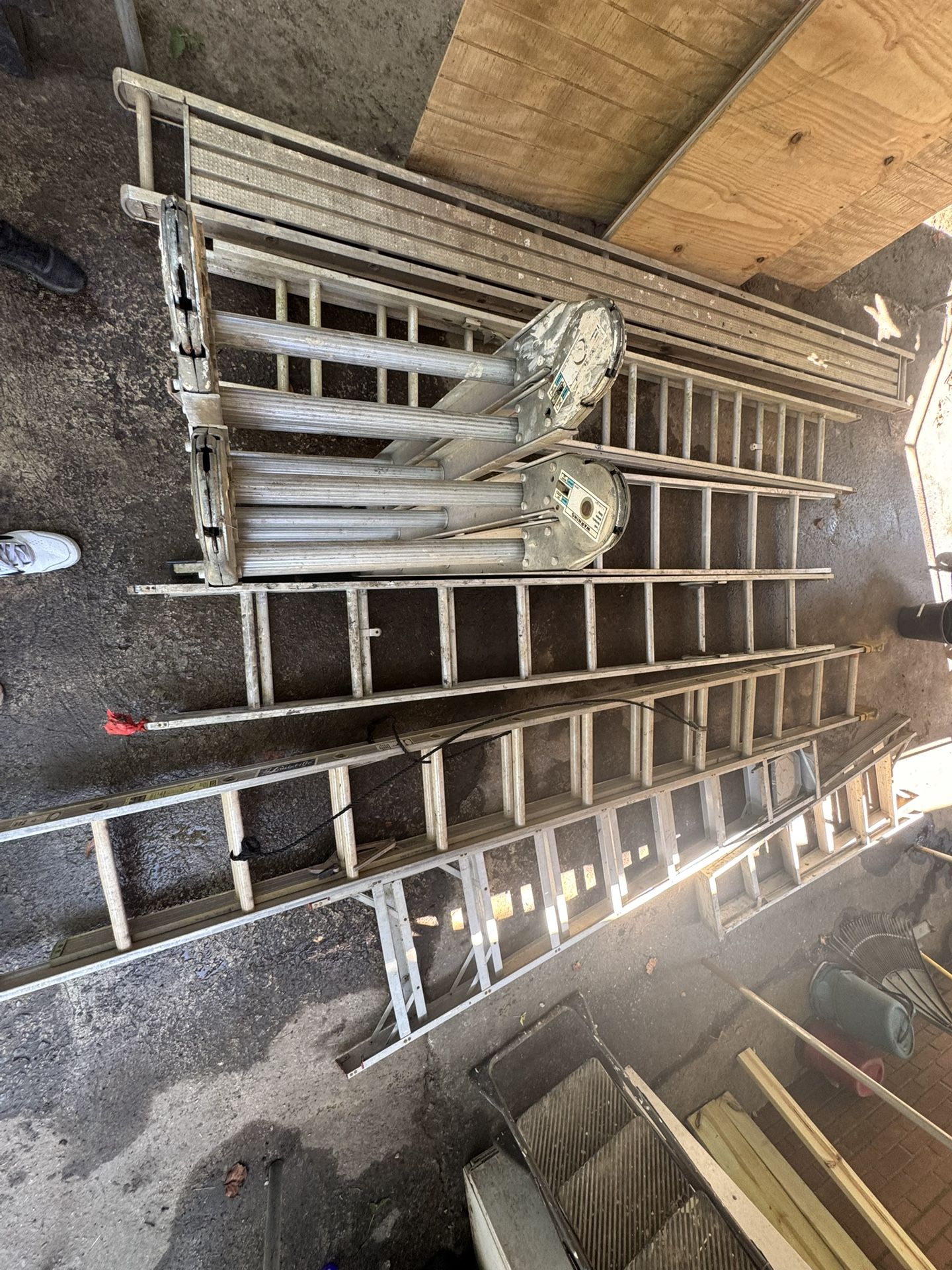 14 ladders of different sizes, 9 metal and 6 wooden.