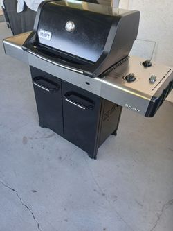 BBQ GIRL BY Weber Genesis 4 Burners Super Clean it's in excellent condition looks and works like brand new grill