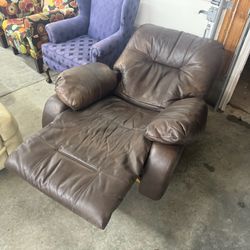 Electric Reclining Chair (WE DELIVER)