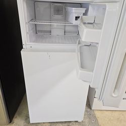 Hotpoint 28in Top And Bottom Refrigerator Used Good Conditions 