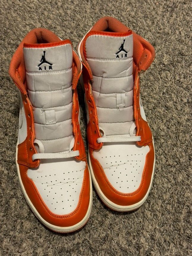 Air Jordan 1 Mid SE 'Electro Orange'
