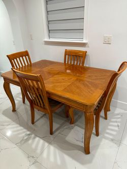 Mesa y sillas