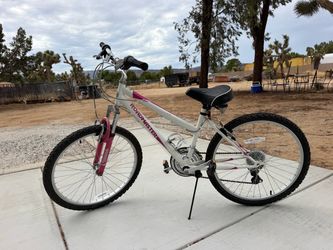 Roadmaster Mountain Bike White and Pink