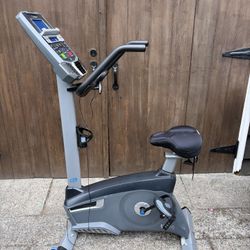 Nautilus U616 Upright Exercise Bike