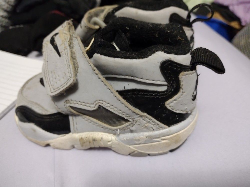 Children's Nike Size 5 Child