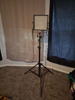 LED spotlight/tripod stand